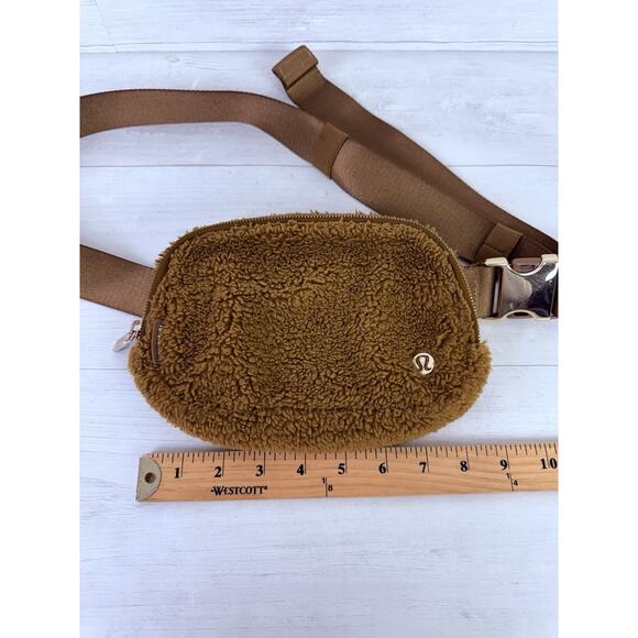Lululemon Everywhere Belt Bag Fleece Sherpa Burnt Caramel 2L Travel Outdoor - Picture 10 of 13